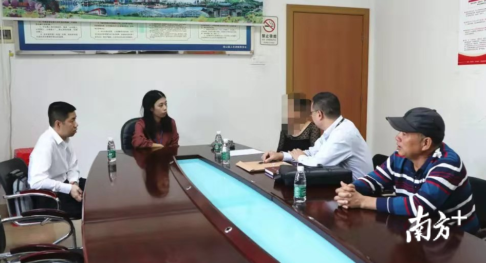 何永添向项某详细解释了判决生效的问题。通讯员供图