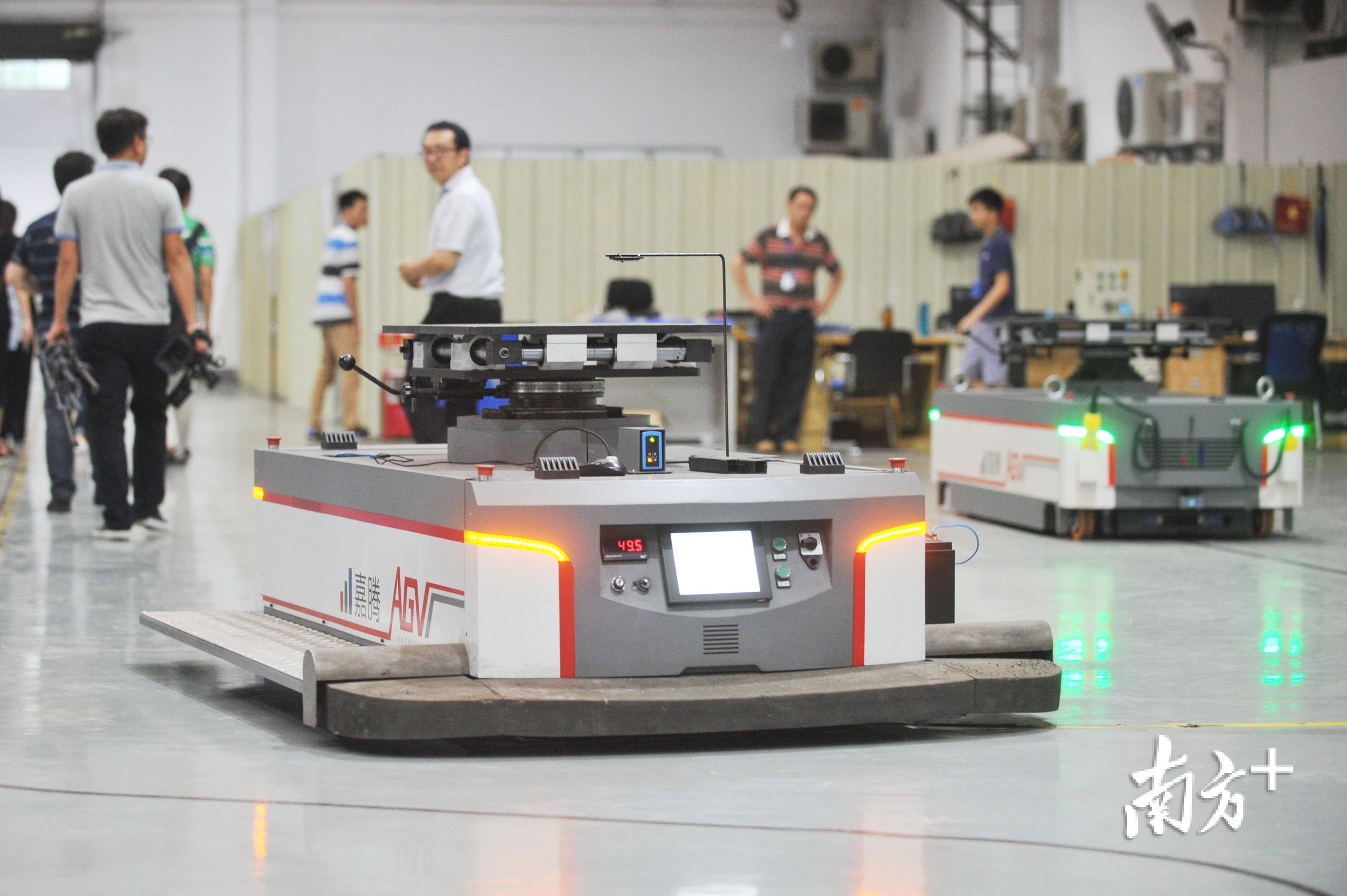 广东嘉腾机器人研发的AGV无人搬运车，屡次在国际上获得工业设计大奖。戴嘉信 摄