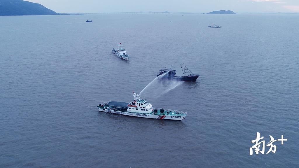 舰艇进行水炮灭火救助科目训练。 舰艇进行水炮灭火救助科目训练。