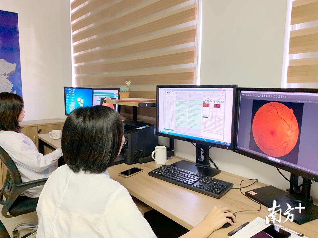 待医生阅片后,患者就可收到眼底检查报告。 待医生阅片后,患者就可收到眼底检查报告。
