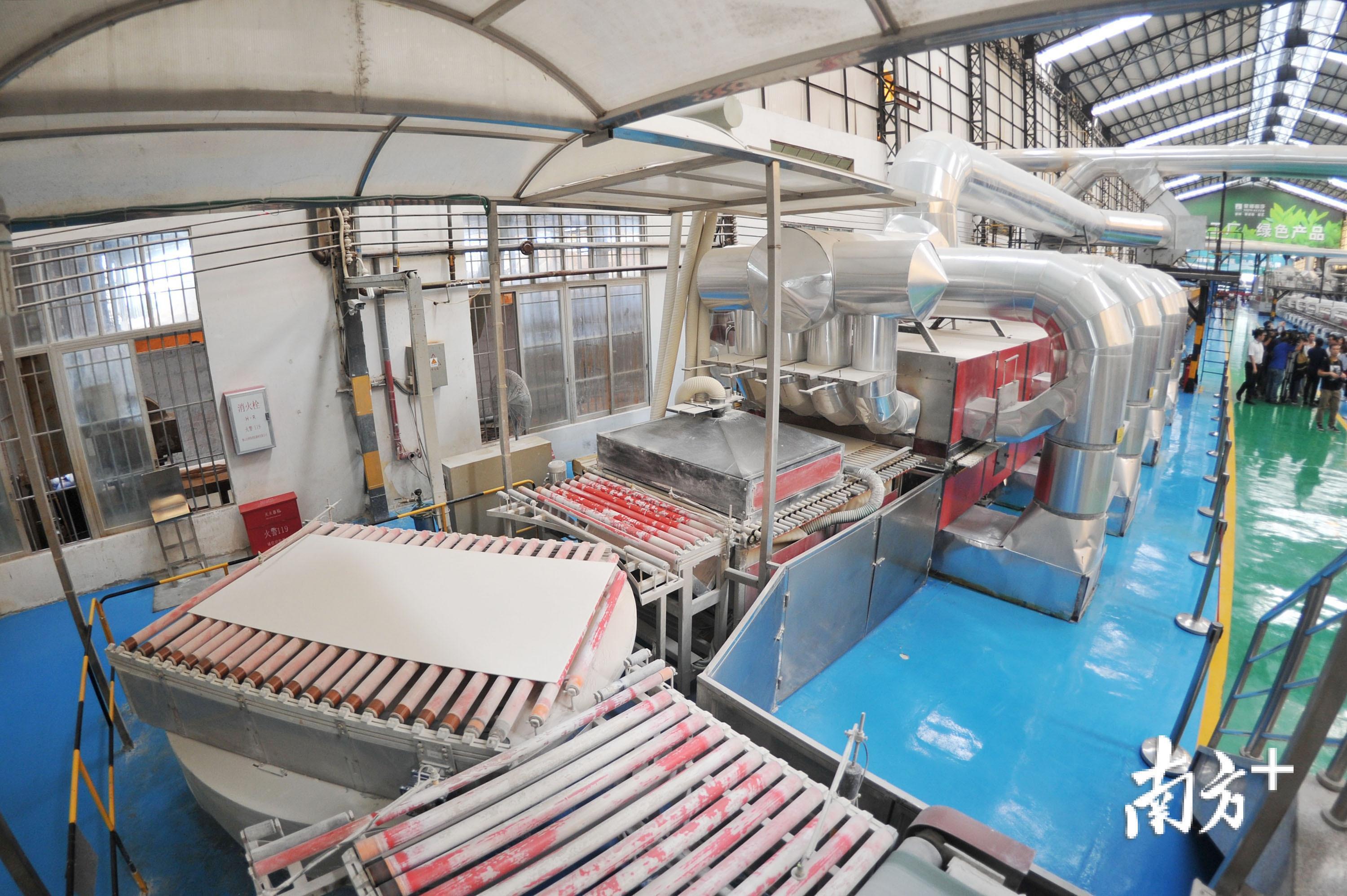 蒙娜丽莎陶瓷薄板生产车线。戴嘉信 摄