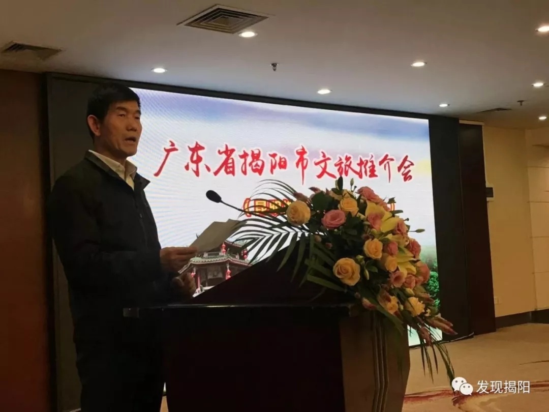 ▲昆明市文化和旅游局副处长刘博出席推介会并致辞。他指出，昆明市与揭阳市文化和旅游资源各具特色，在资源和产品整合、推广方面具有很强的互补性，真诚希望今后两市文旅行业能积极构建资源互补、市场联动、信息互通、营销共赢的合作格局。