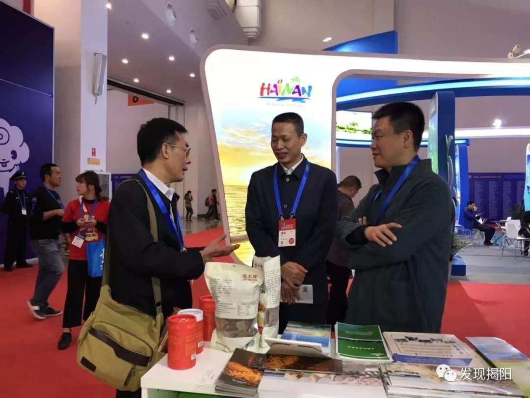▲省文化和旅游厅有关领导和兄弟市领导到旅交会广东馆的揭阳展位前交流文化和旅游情况。