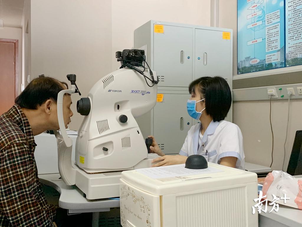 在糖尿病视网膜病变筛防工作站,医生正在为病人拍摄照片。 在糖尿病视网膜病变筛防工作站,医生正在为病人拍摄照片。