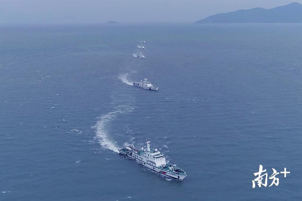 舰艇单纵队齐转变单横队。 舰艇单纵队齐转变单横队。