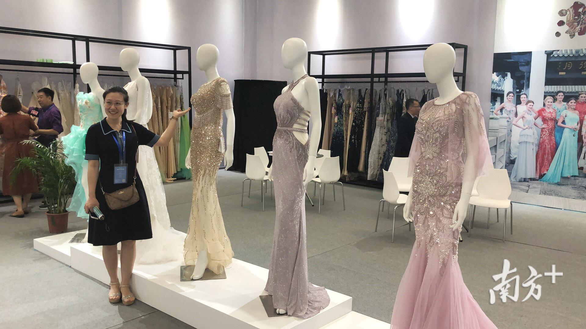 2019年8月份深圳侨交会上,潮州专馆内的婚纱礼服专区。 2019年8月份深圳侨交会上,潮州专馆内的婚纱礼服专区。