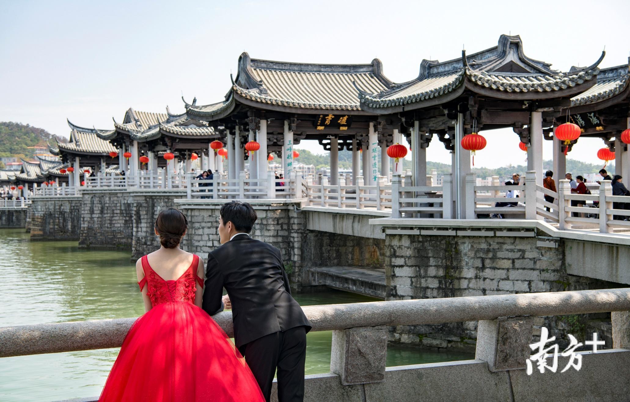 爱在古城。黄庆明摄 爱在古城。黄庆明摄