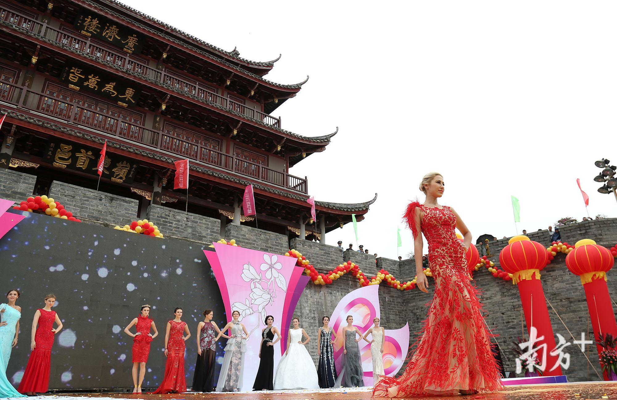 2016中国(潮州)国际婚纱礼服周,模特们在潮州广济门前走秀。 2016中国(潮州)国际婚纱礼服周,模特们在潮州广济门前走秀。