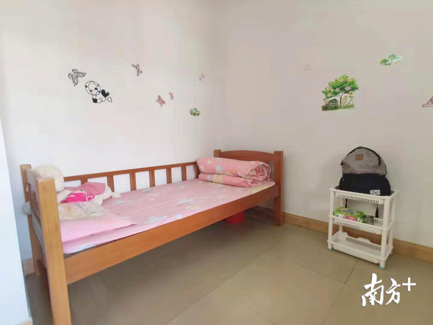 女孩入住房间的床铺。