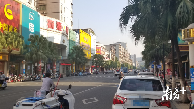 南方+记者在高明老城区文昌路的物业广场附近等候近20分钟，并无出租车路过。羊建溶 摄