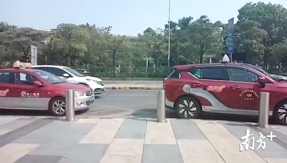 在南桂路公交车站附近，有出租车停靠在路边。汤晓微摄