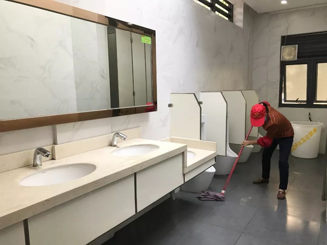 保洁员在厕所做卫生清洁.