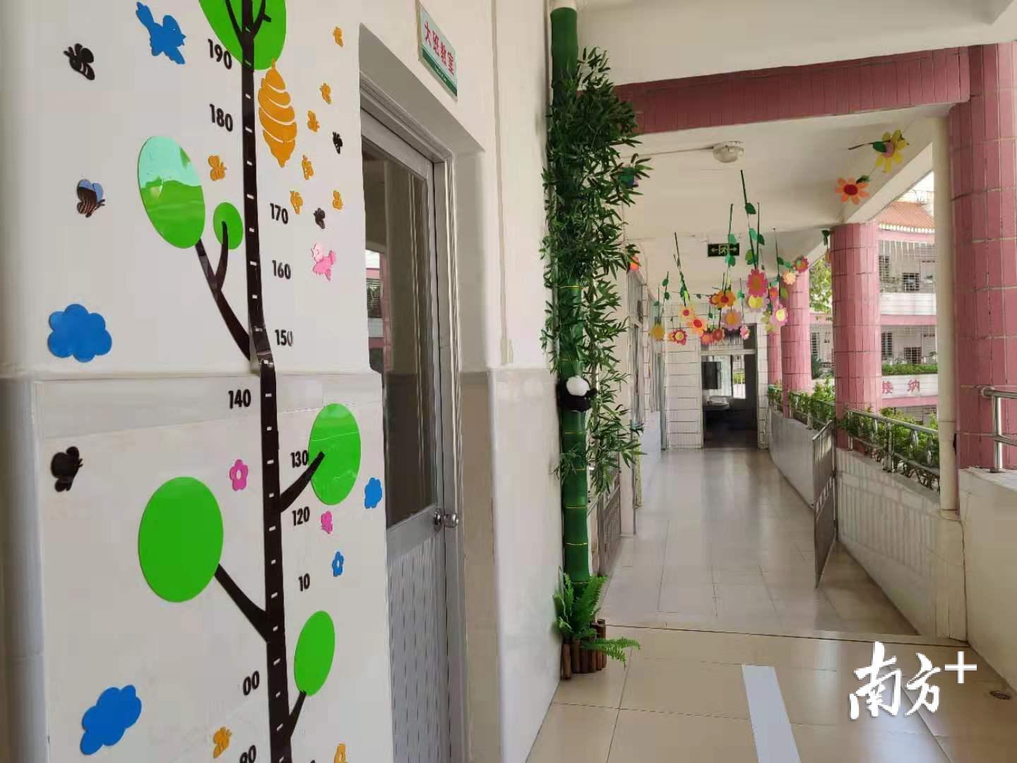 儿童宿舍区随处能见到充满童趣的彩色装饰。