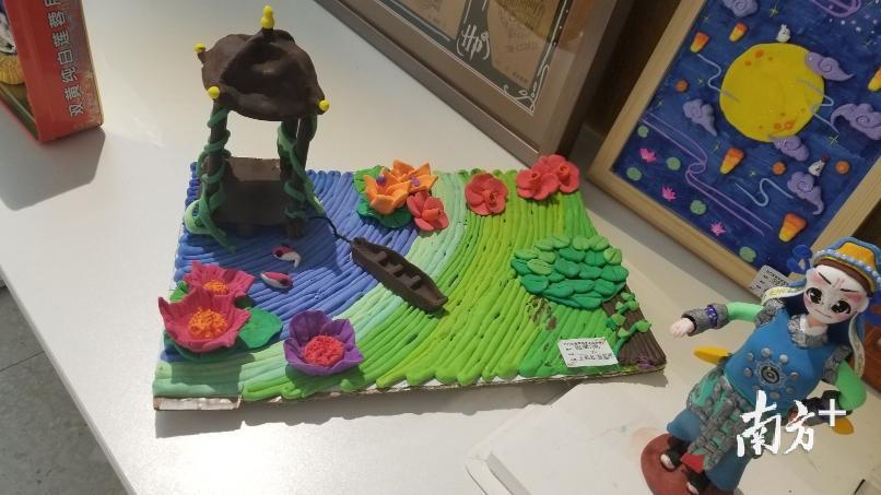 学生展示粘土作品
