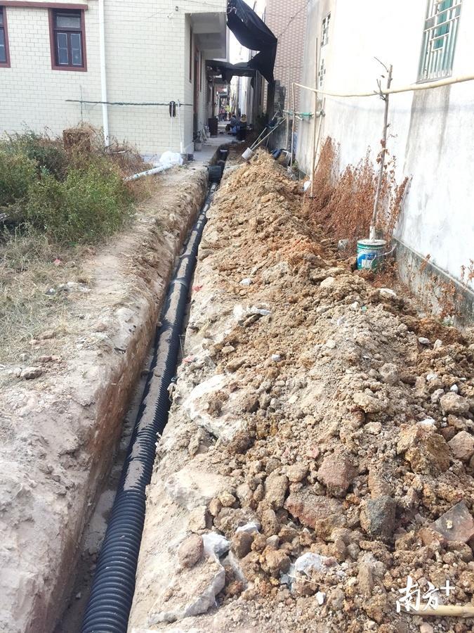 坑尾村正在加快推进雨污分流工程建设。 黄嘉锋 摄 坑尾村正在加快推进雨污分流工程建设。 黄嘉锋 摄