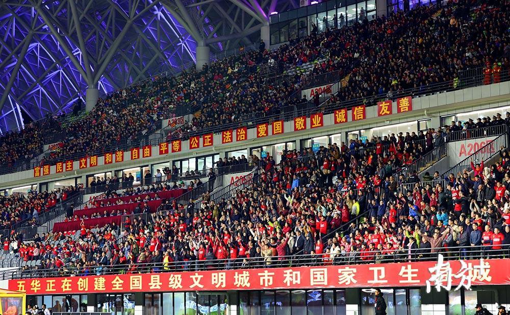 “以赛促游”渐成五华体育旅游新品牌。图为惠堂体育场正在举行足球赛，全场爆满。