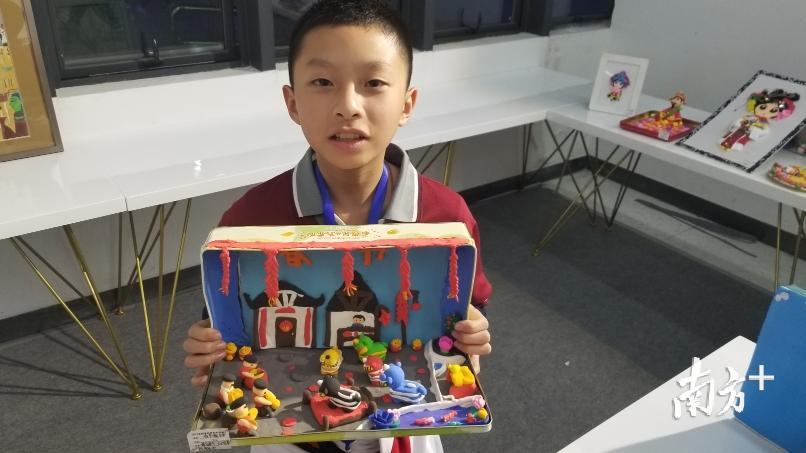 学生展示粘土作品