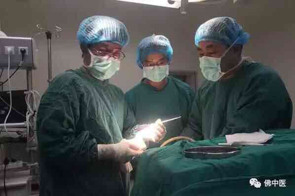 医生们实施手术，将这把“利剑”拔除。