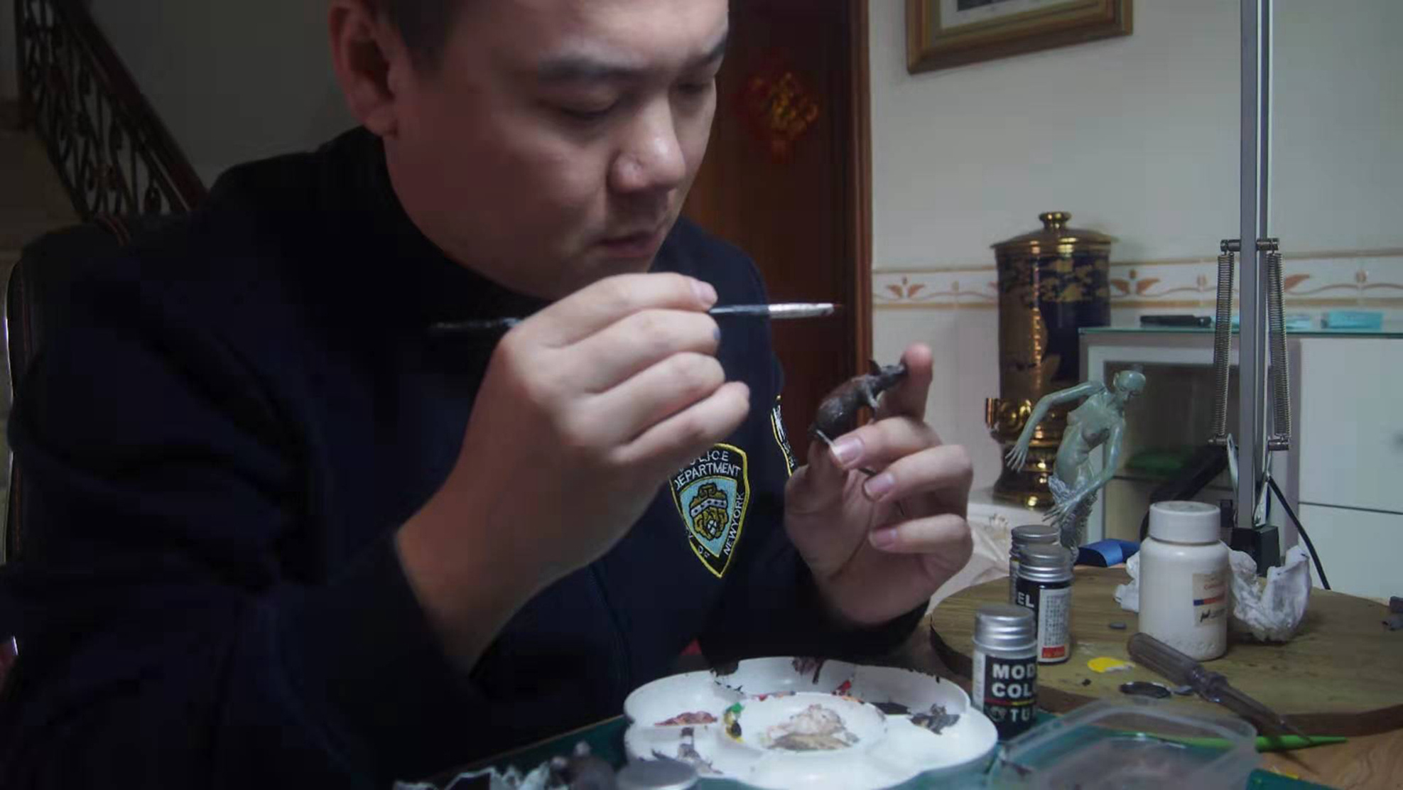 卢邓发在制作泥塑。