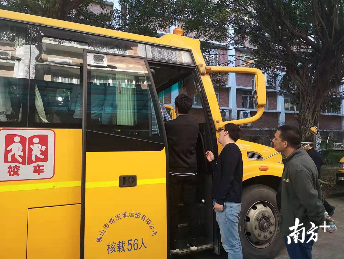 该系统的正式启动,也标志着“校车安全综合治理工程”工作已全面完成。李周秦 摄 该系统的正式启动,也标志着“校车安全综合治理工程”工作已全面完成。李周秦 摄