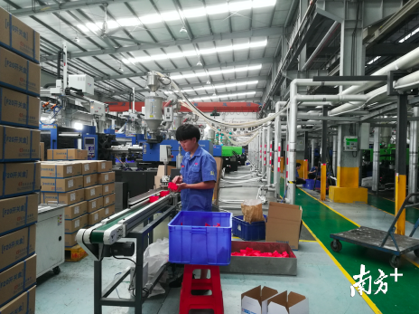 日丰企业生产车间内，工人在生产线上生产管件。受访企业供图