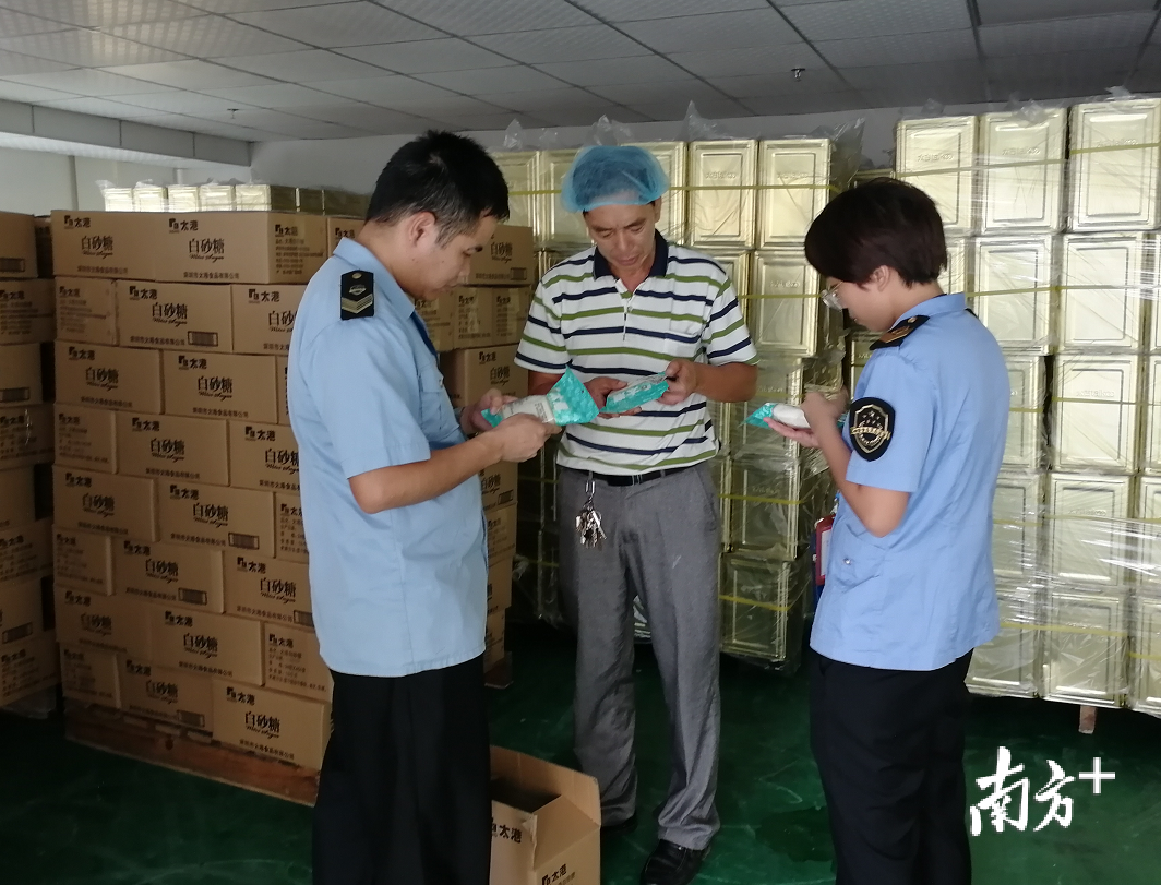 南海区市场监督管理局执法人员进入企业开展检查。南海区市场监督管理局供图