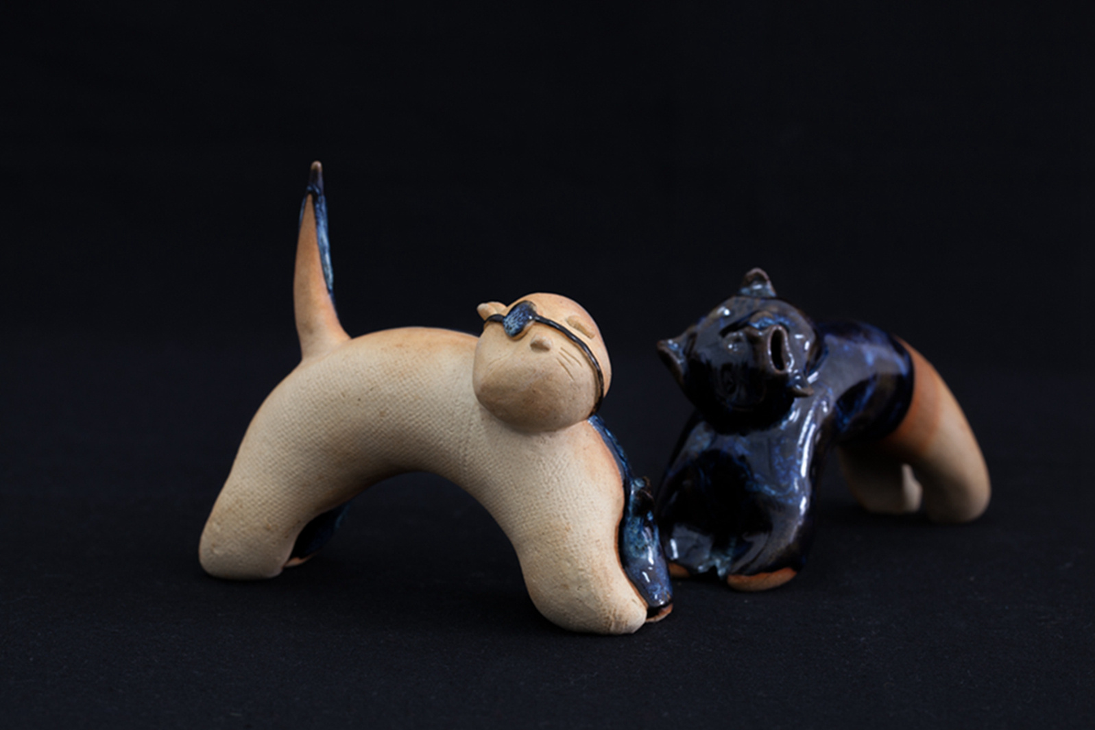 遵循想象力与陶泥的引导，余圆圆创作出《7只小猫的午夜约会》系列作品。