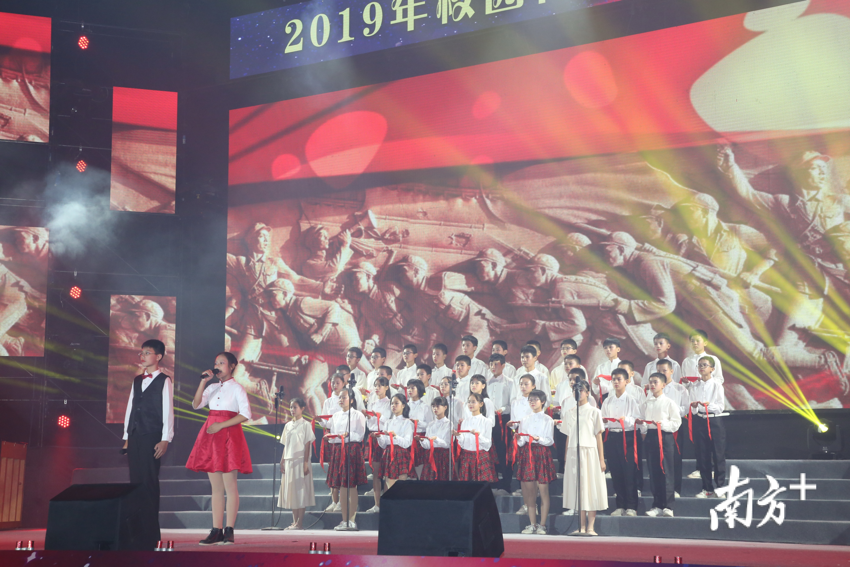 初一（15）班带来了一曲雄浑壮丽的朗诵和歌唱《红·继往开来》。