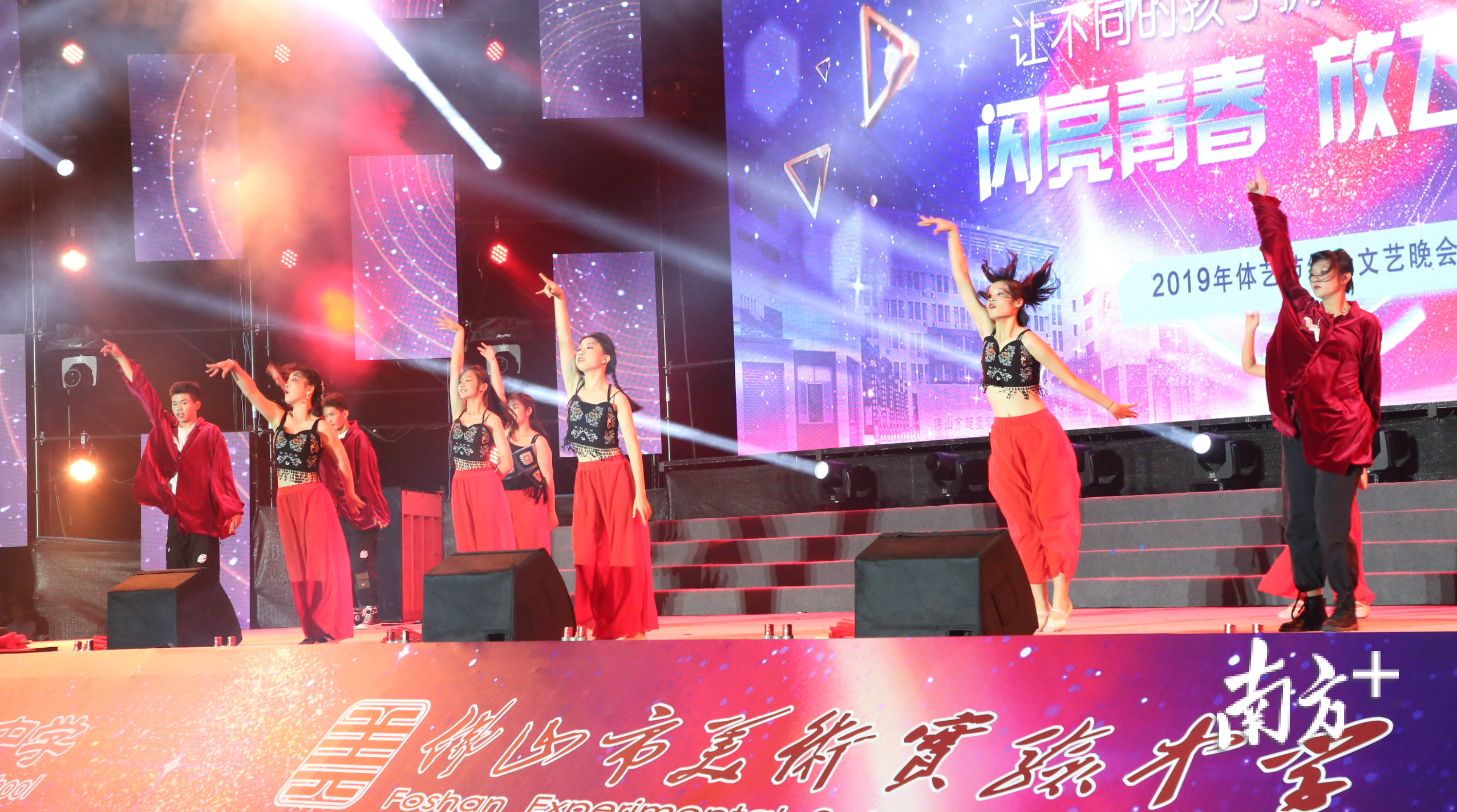 美高二（3）班带来现代舞《China Joy》，展示年轻的跃动与个性的飞扬。