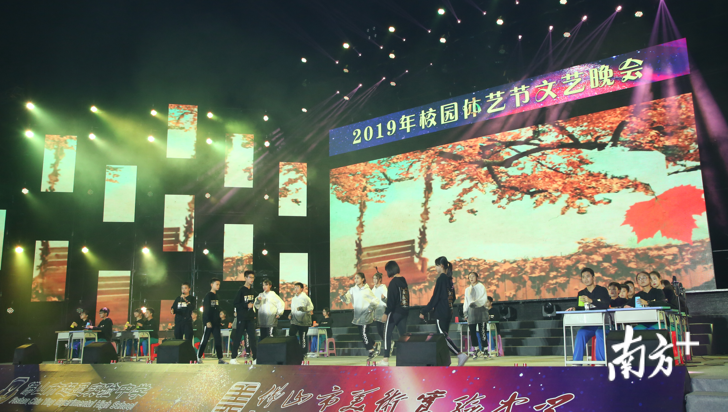 初二（8）班的同学带来了杯子舞表演《家乡·稻香》。