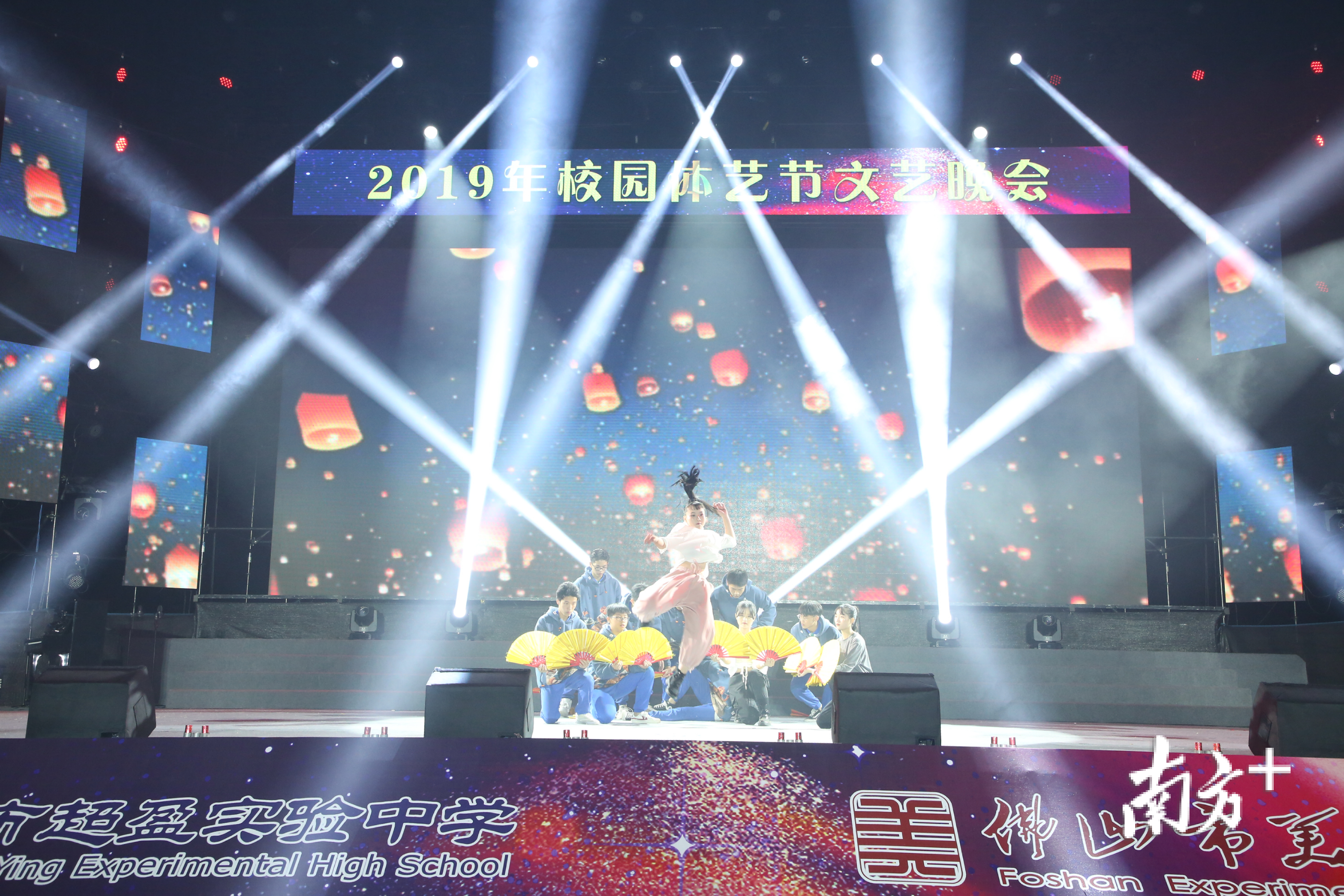 同学们青春激情飞扬，舞姿动人。