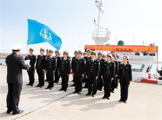 来自江门海事局和台山、开平、恩平海事处的26名海事执法人员参加了宣誓仪式和联合巡航。 来自江门海事局和台山、开平、恩平海事处的26名海事执法人员参加了宣誓仪式和联合巡航。