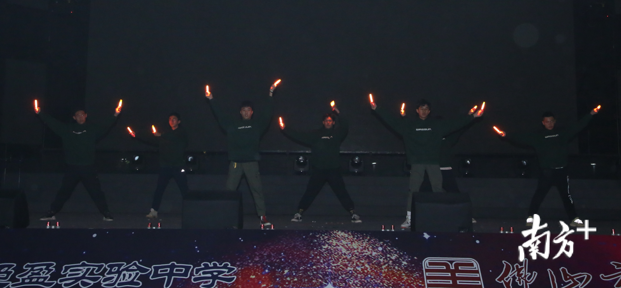 高二（11）班带来灯光舞《Buttery-Fly》。