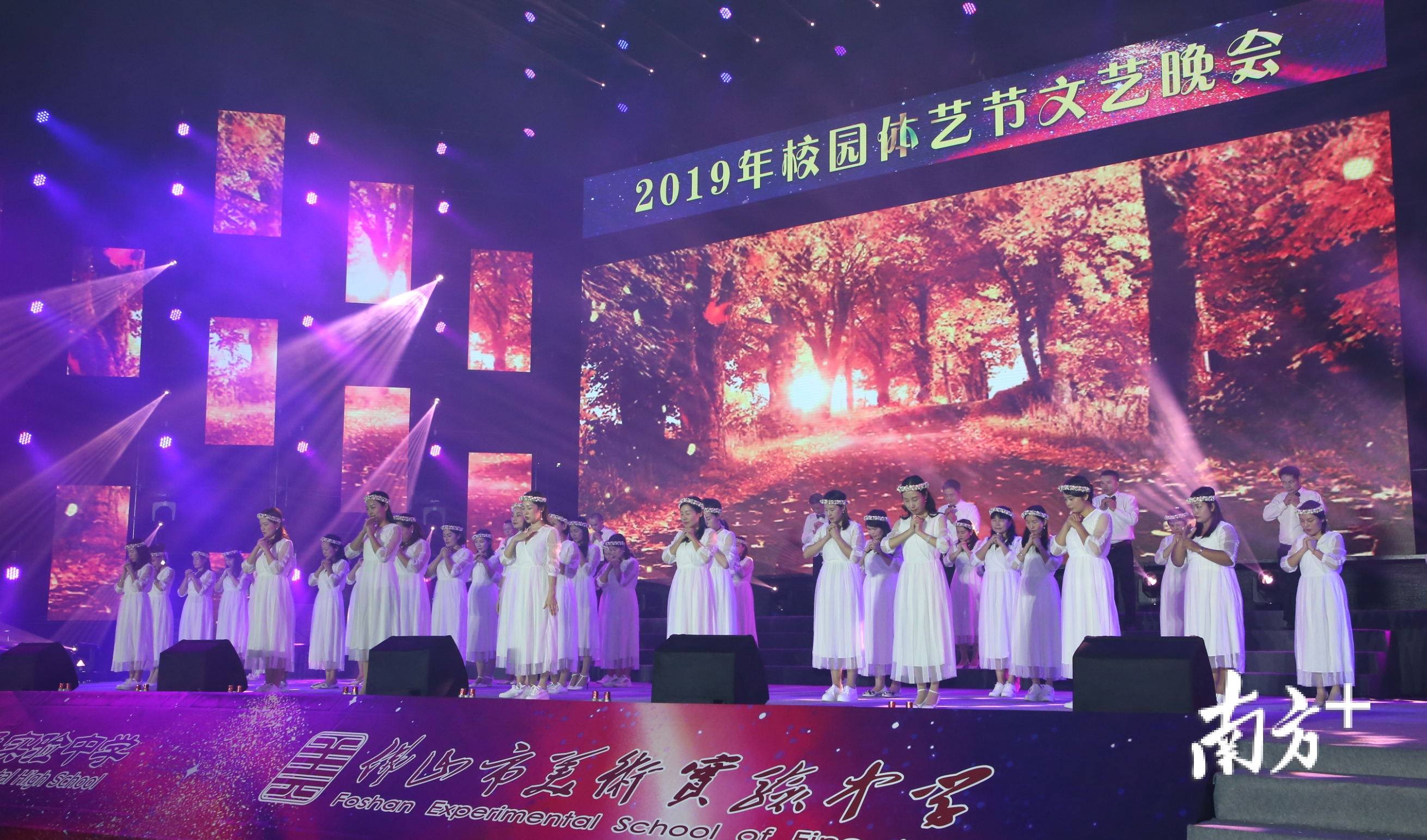 这场晚会除了有师生展风采，还来了特殊表演嘉宾——初二年级家委会，他们表演了手语舞《感恩的心》。