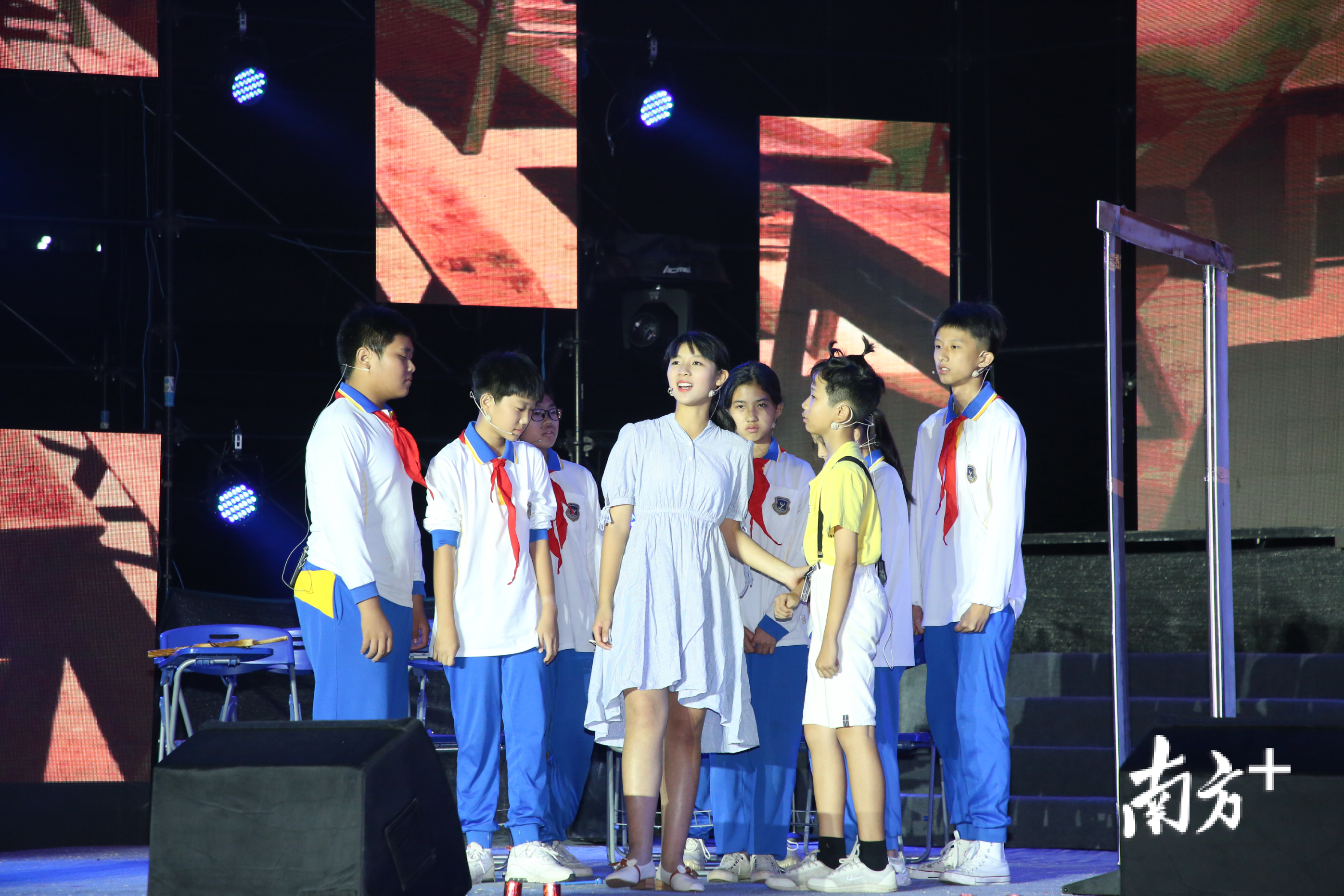 话剧表演《因为爱》讲述了一群乡村支教教师不惧艰辛，不怕困难的故事。