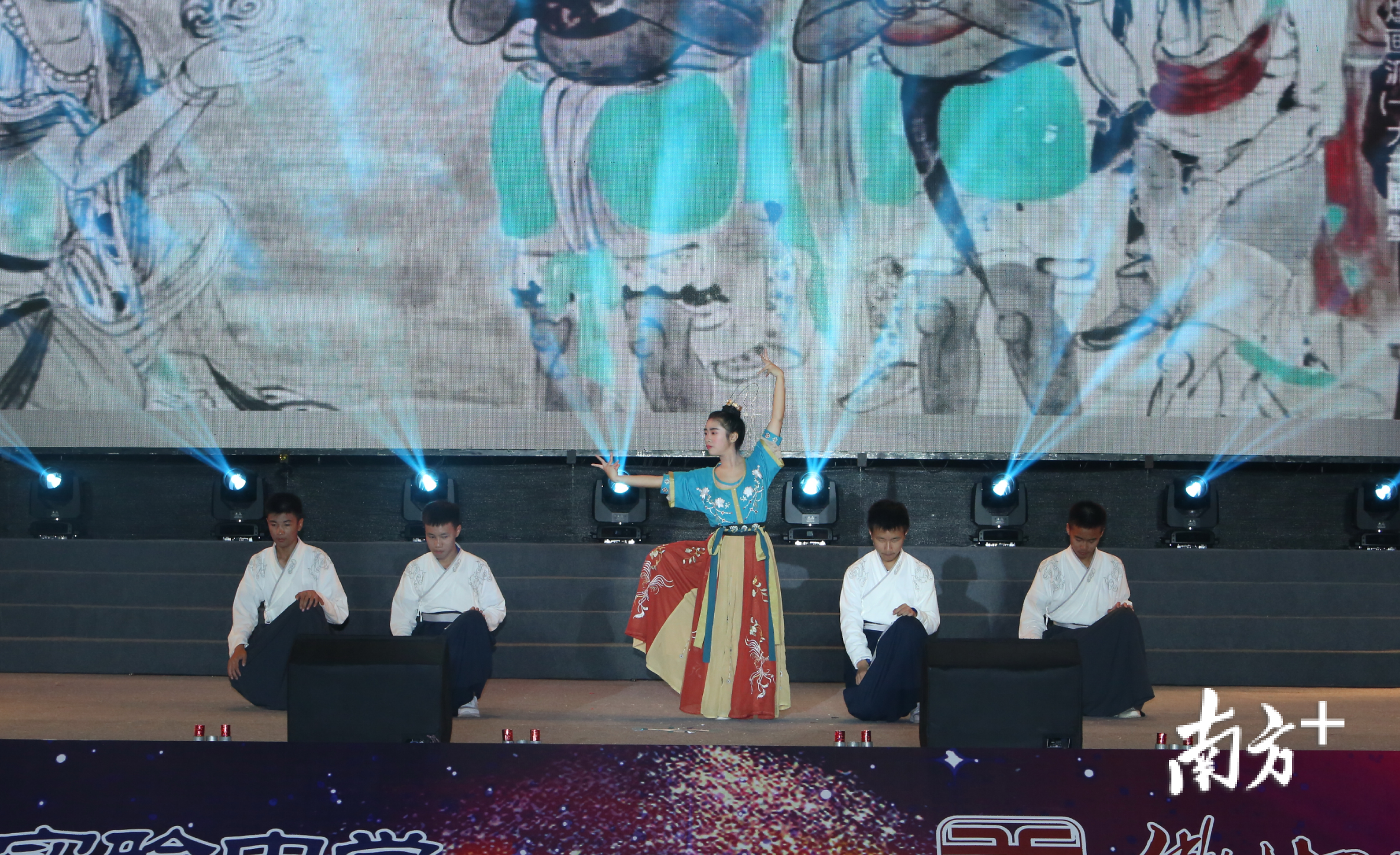 高一（15）班学生表演歌舞《传承》，快来欣赏超盈学子的曼妙舞姿。