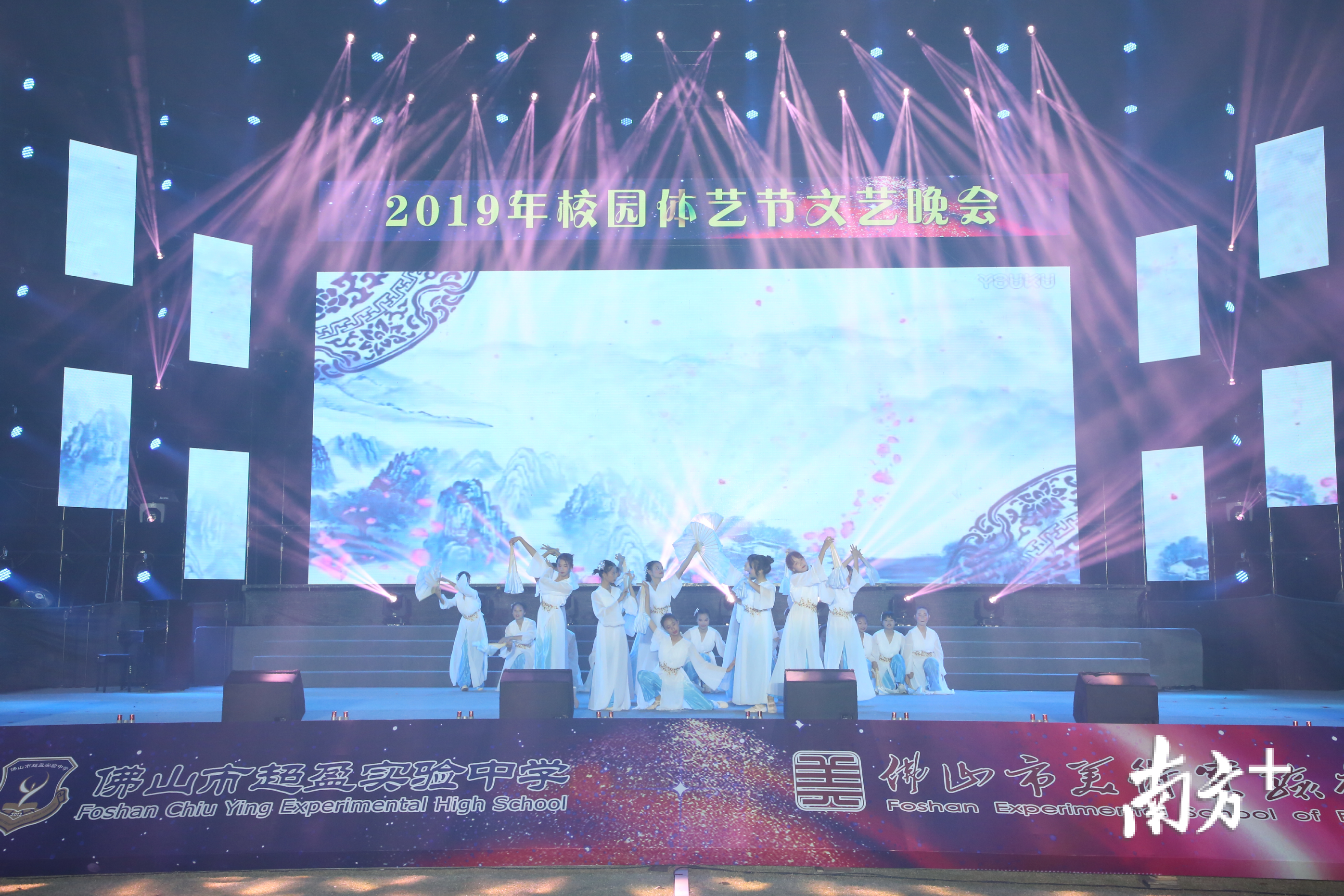 初一（6）班带来舞蹈《青花瓷》。