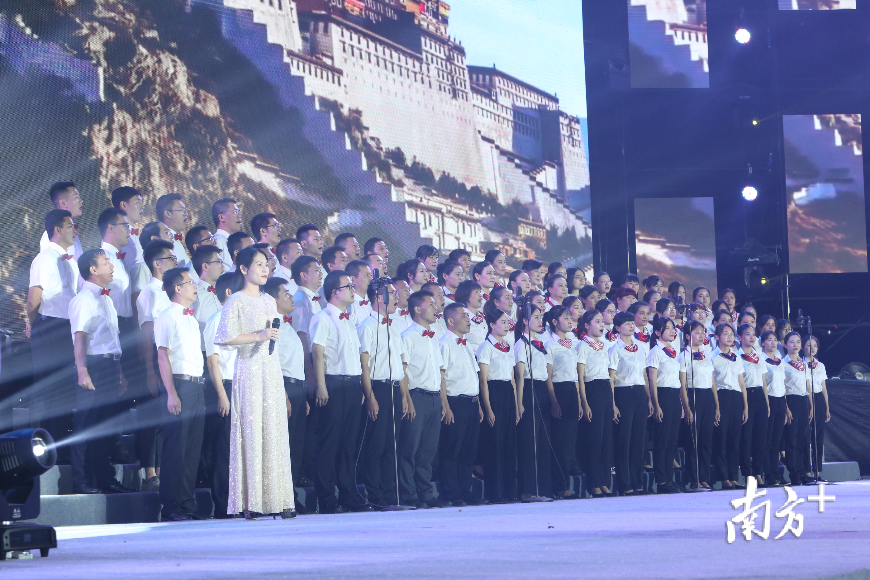 佛山市超盈实验中学教职工合唱团演绎了两首合唱曲目。