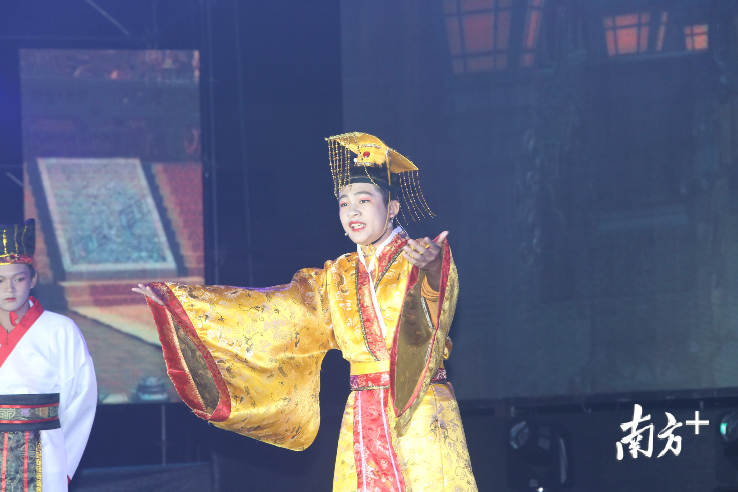 舞台上的演员倾情演出。