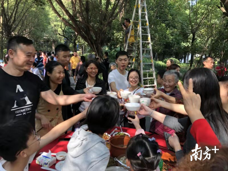 百家宴对6岁以下80岁以上的居民实行免菜制度。受访者供图 百家宴对6岁以下80岁以上的居民实行免菜制度。受访者供图