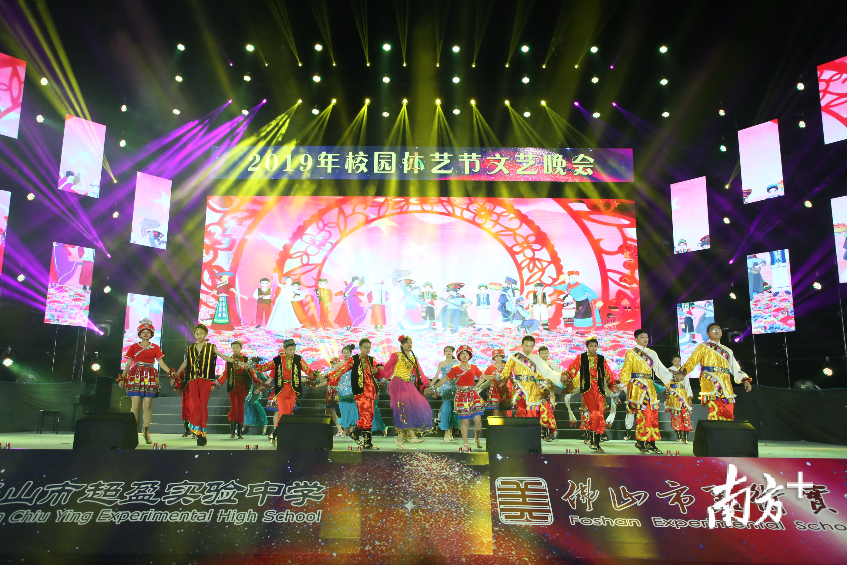 初二（16）班带来舞蹈《走向中国梦》。学生们穿着艳丽的民族服装欢快起舞。