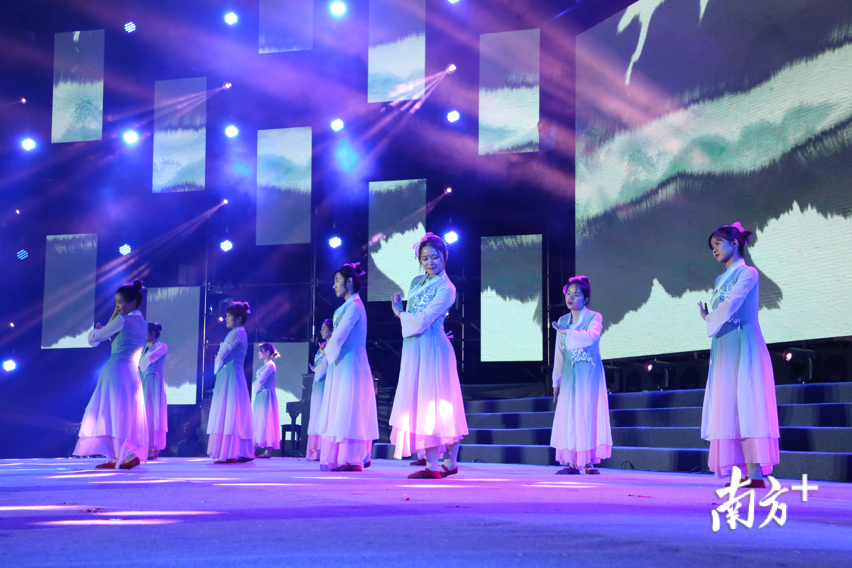 你可曾见过以舞蹈的形式将古词跳出新意？初一教师们带来的舞蹈《知否知否》给你不一样的体验。