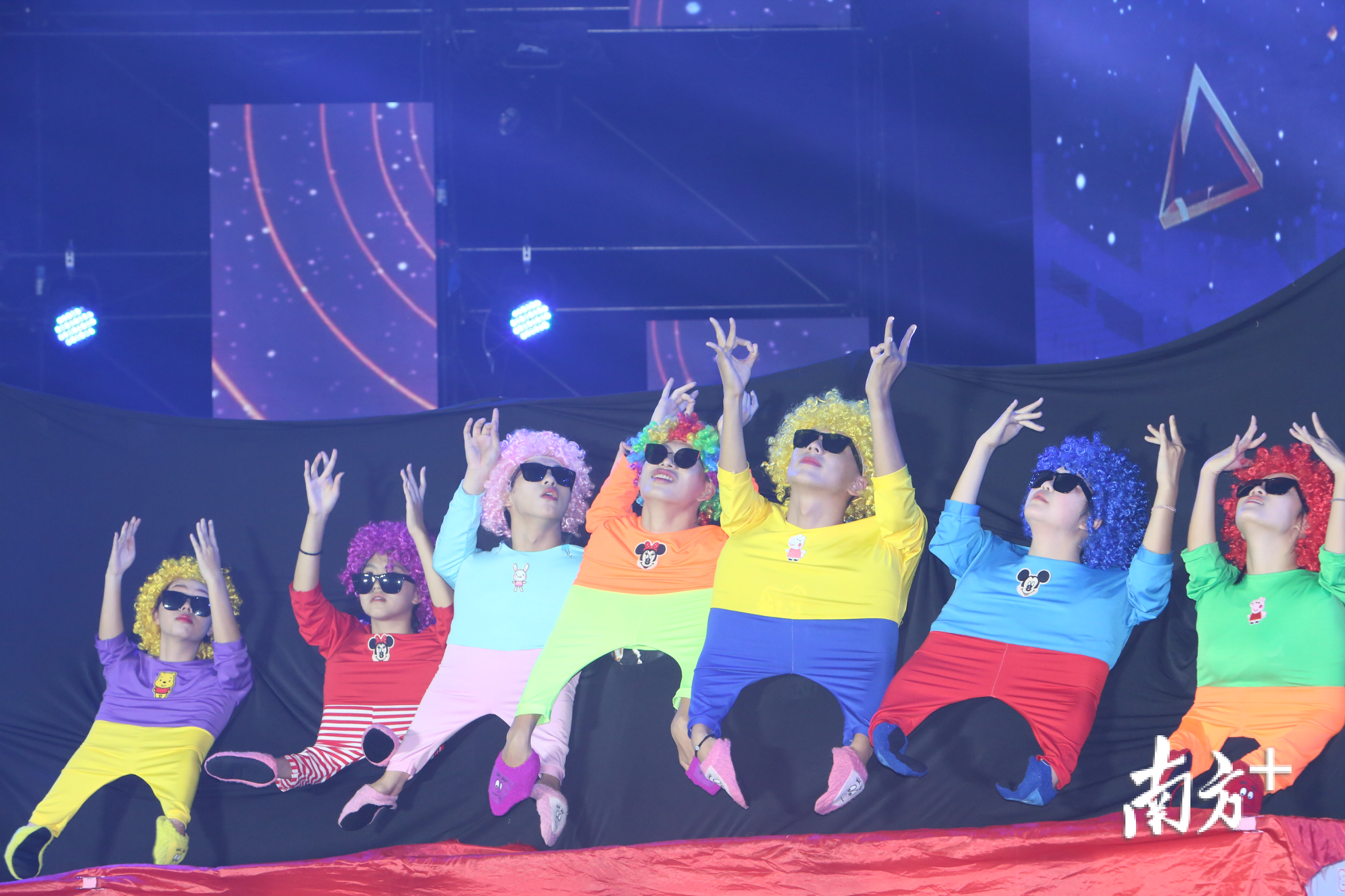 高一（9）班带来人偶剧《小人物之夜》。7位超盈“小精灵”献上了一场独特、神秘而又有趣的表演。