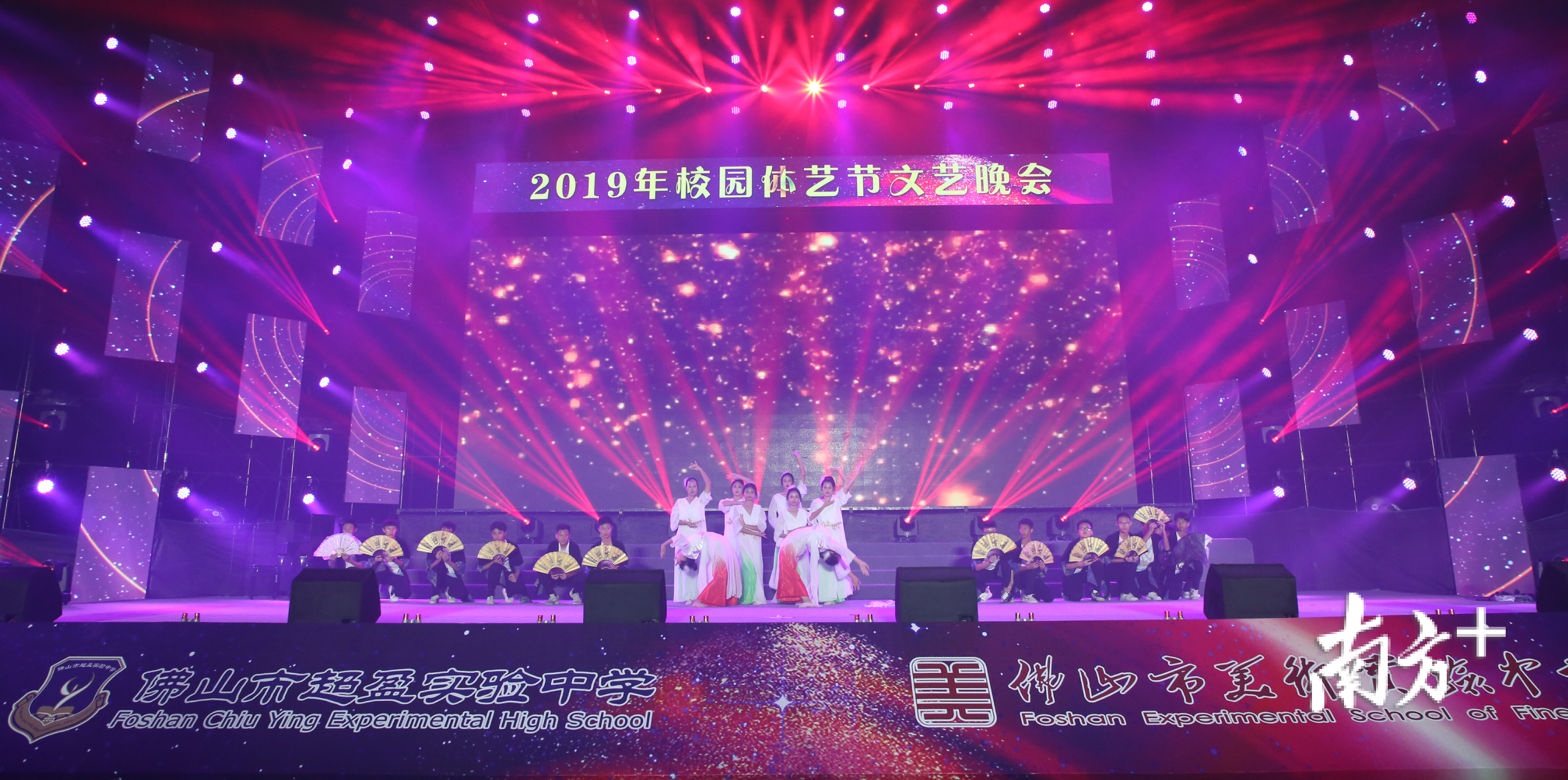 高一（14）班的同学带来了一支英文命名的古典舞《Flight of silver bird》。