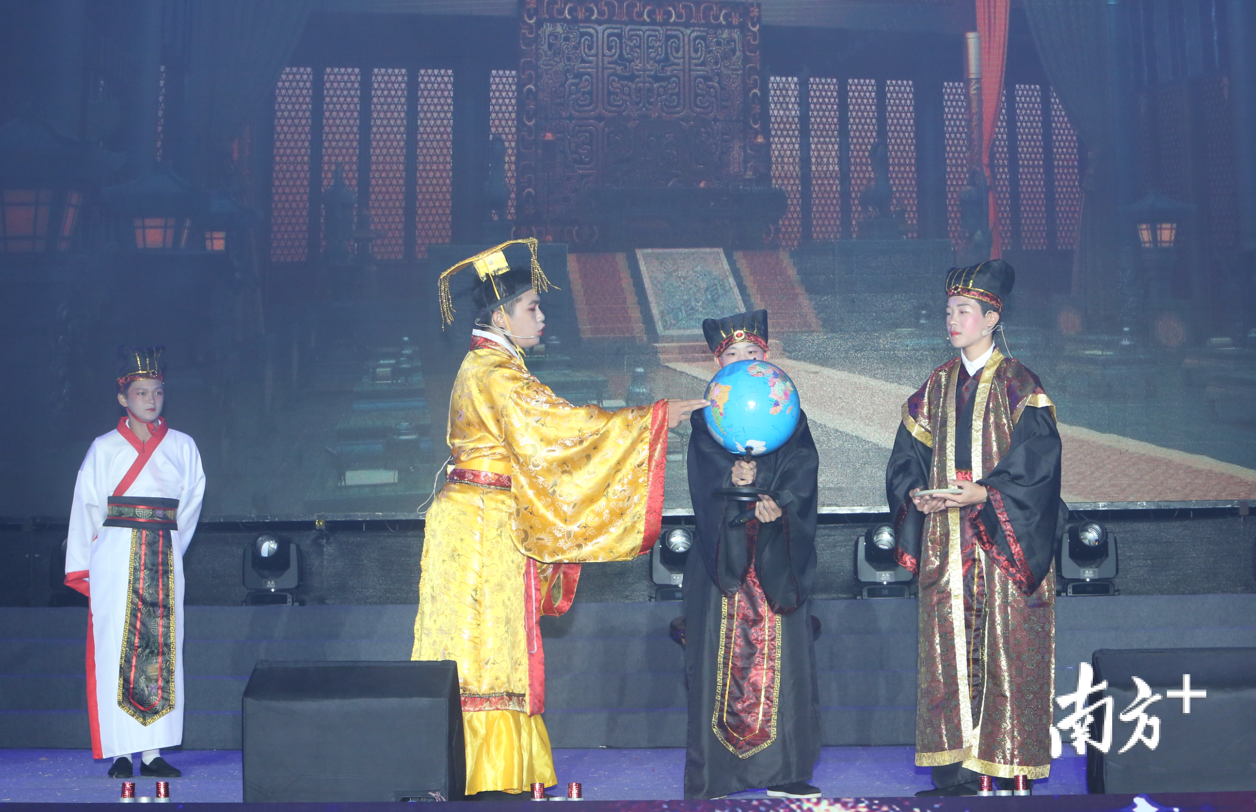 海纳百川，有容乃大；将相和，平天下。初二（7）班带来了历史剧《将相和》。