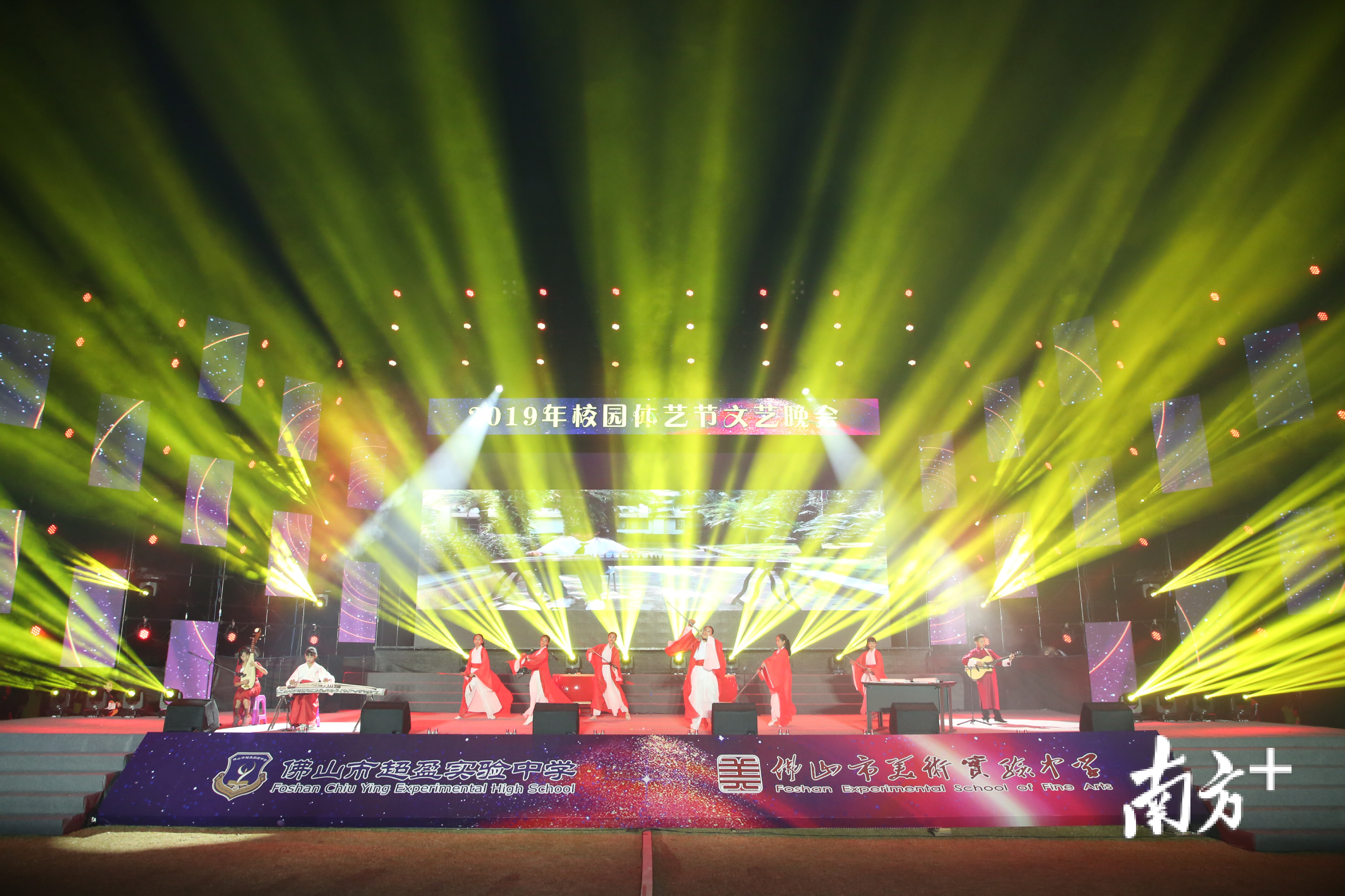 在超盈有这么一支坚持了七年的乐队——超盈梦想乐队，他们为大家带来了《笑傲超盈》表演。