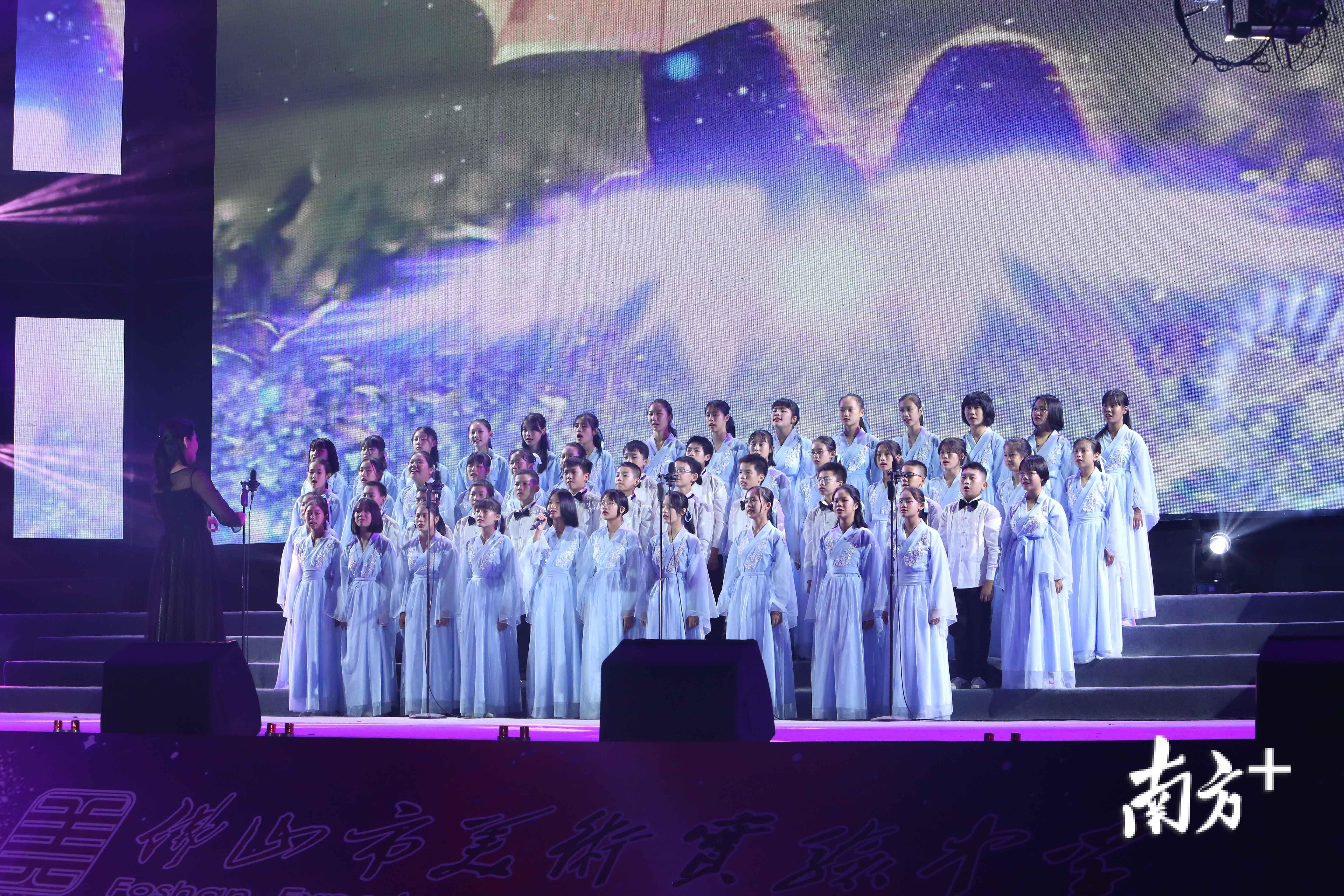 黄小雁老师指挥初中合唱队的同学们带来合唱《隐形的翅膀》。