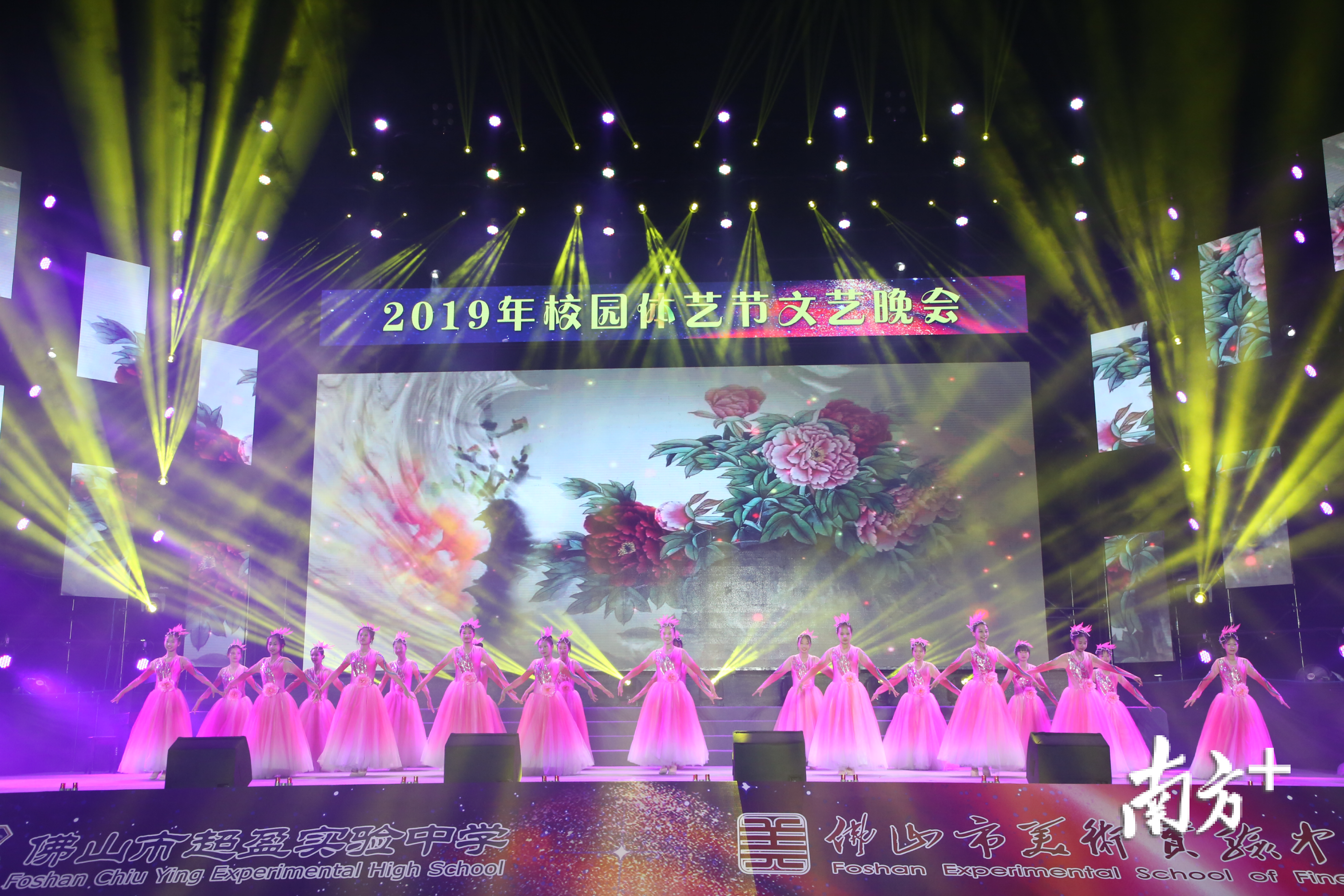 初中舞蹈队带来开场舞《花开中国》，打开超盈体艺之夜！