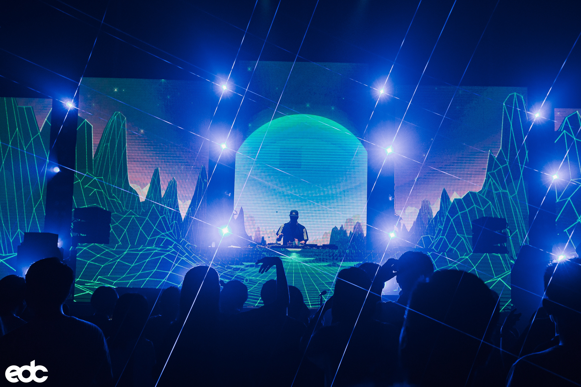 高清大图 现场视频 | 横琴音乐节音浪太强!万人"蹦迪"场面壮观