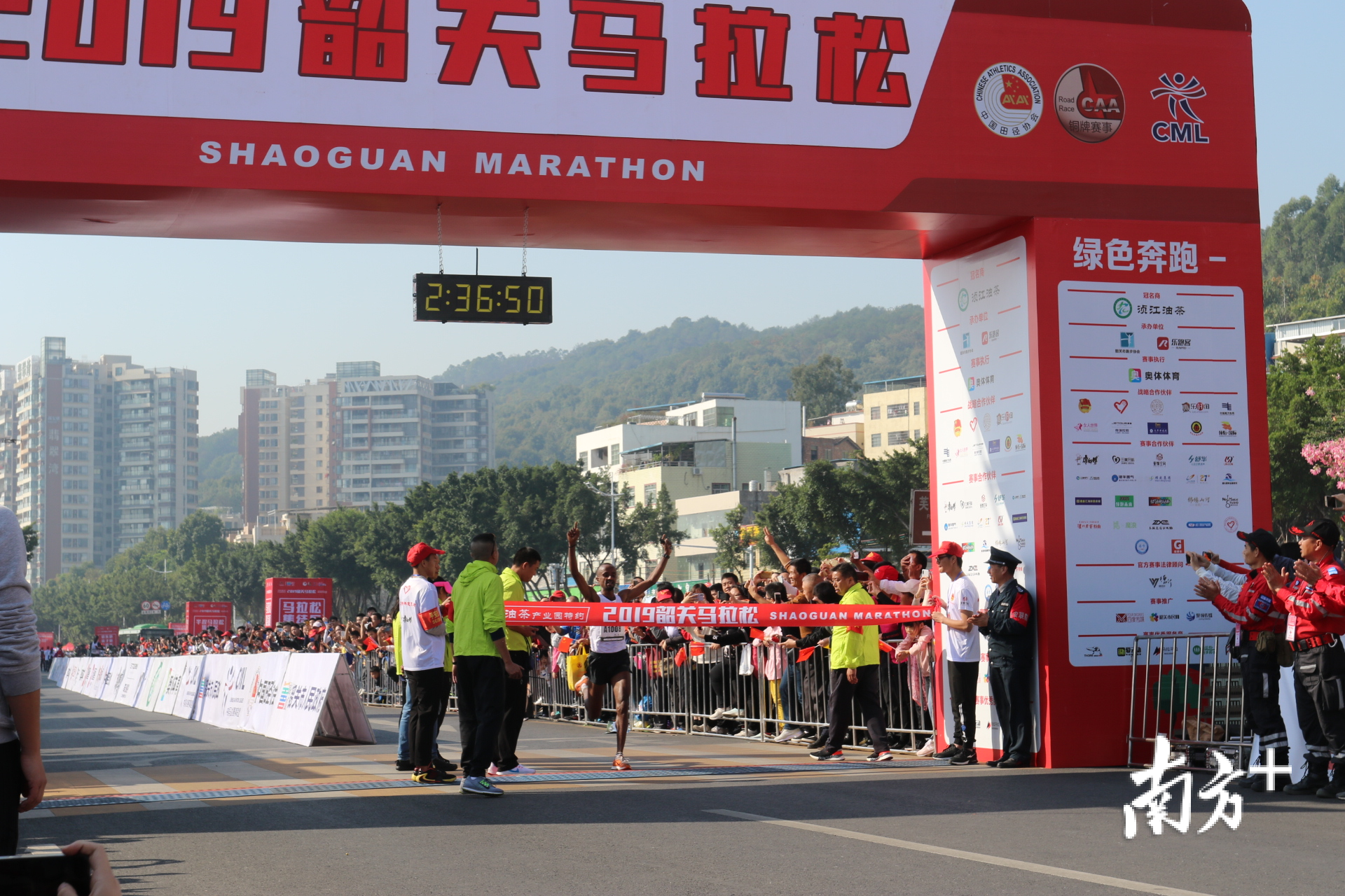 男子全马冠军冲线一刻。